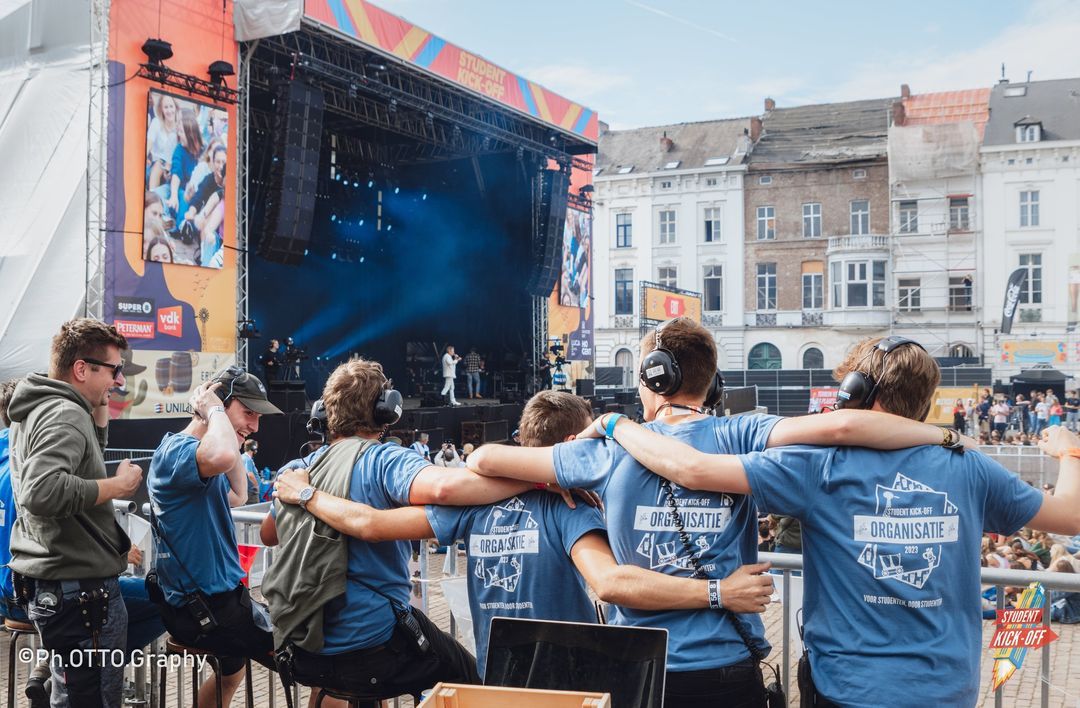 crew in blauwe t-shirts tijdens Student Kick-off in Gent